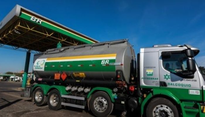 caminhao-tanque-em-refinaria-da-petrobras-em-canoas-rs-1585067010269_v2_615x300.jpg