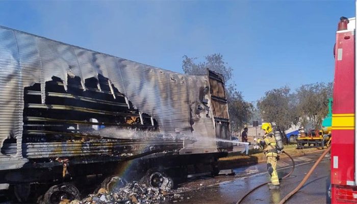 Caminhão pega fogo na BR-381, sentido BH (Divulgação / Corpo de Bombeiros)