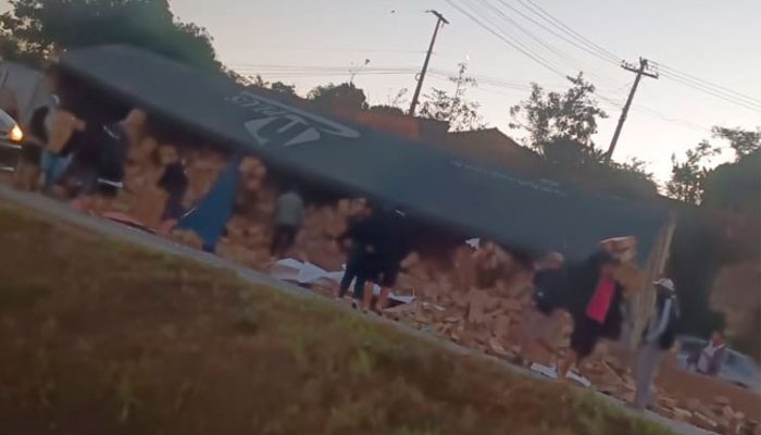 Carga foi saqueada por pessoas que passavam pelo local – Reprodução/ Internet