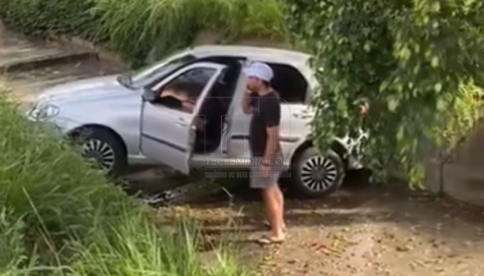 carro-cai-em-corrego-no-bairro-Montreal-em-Sete-Lagoas.png