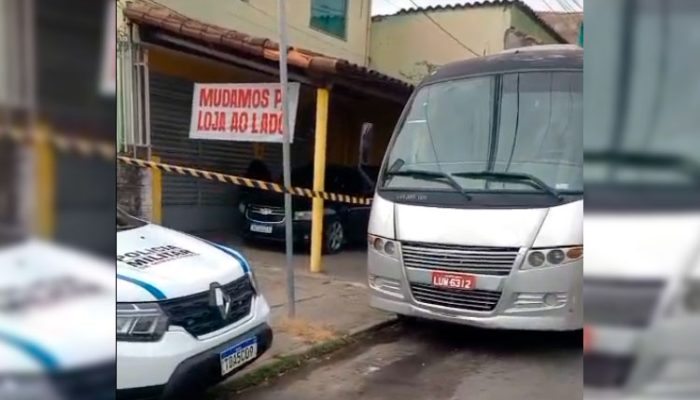 Carro alvejado próximo a lava-jato no São Francisco / Foto: reprodução redes sociais