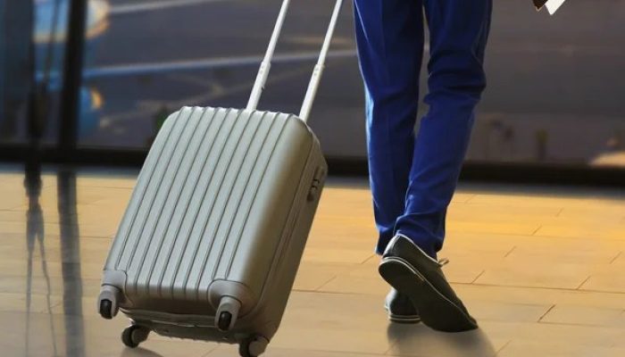 depositphotos_79755878-stock-photo-business-man-with-suitcase.webp.jpeg