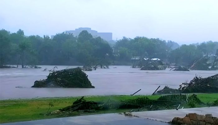 27 meninas desaparecem em acampamento após enchentes; 40 pessoas já morreram