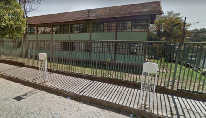 Professora leva garrafada no rosto e fica com o lábio cortado após agressão de aluna em Divinópoliscrédito: Reprodução/Google Street View