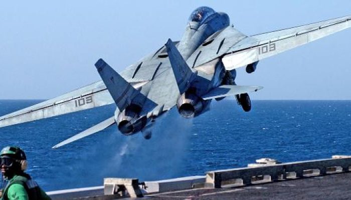 f-14b-decola-do-porta-avioes-uss-harry-s-truman-cvn-75-aeronave-ja-foi-aposentada-pelos-eua-17727485.jpeg