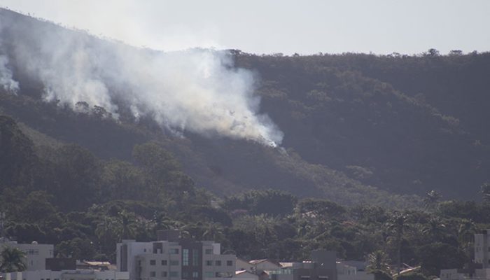 Fumaça consegue ser vista de vários pontos da cidade / Foto: Filipe Felizardo