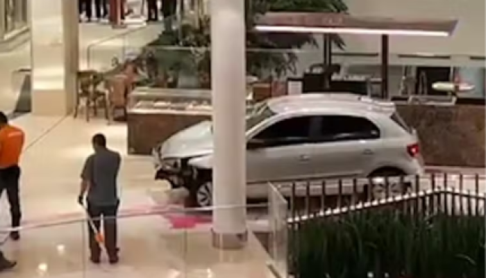 foto-carro-invade-shopping-de-goiania-assusta-frequentadores-e-destroi-quiosque-veja-2-430x323.png