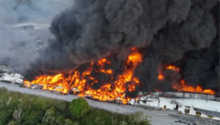 foto-incendio-atinge-fabrica-em-manaus-bombeiros-trabalham-ha-18-horas-para-conter-chamas-430x323.pn_.png