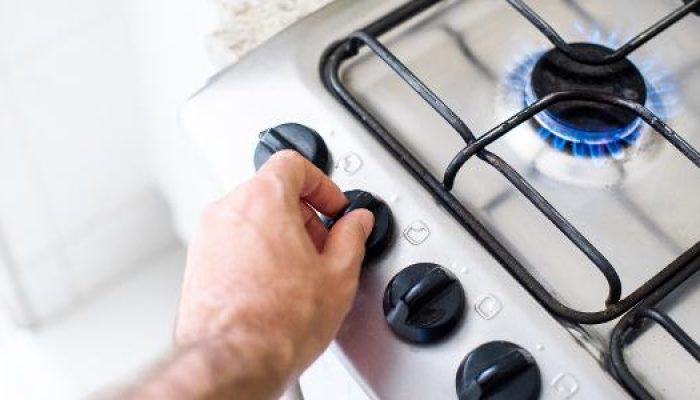 homem-ligando-o-fogao-1648729622037_v2_615x300.jpg