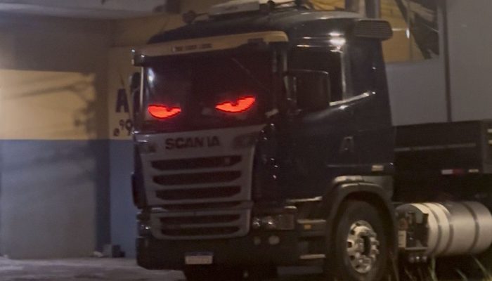 Iluminação veicular: caminhão com 'olhos vermelhos' atrai olhares em Sete Lagoas
