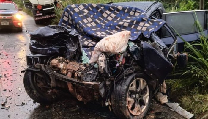 Acidente na BR-262: colisão entre Jeep Compass e caminhão-tanque deixa três mortos