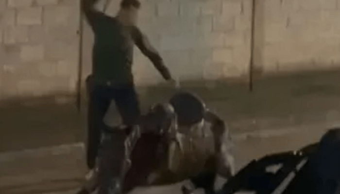 volta das 20h, visivelmente embriagado e portando um chicote. Ele passou a profe