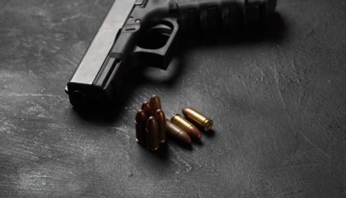 Homem é preso com 60 barras de maconha e tenta subornar policiais com arma em BH