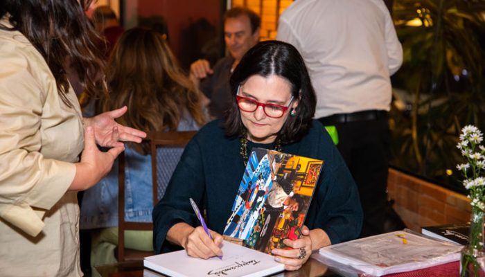 Kaili Oliveira em um dos lançamentos de seu livro – Crédito: Arquivo Pessoal / Instant Retratos