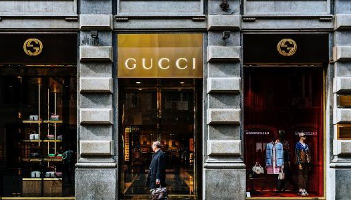 loja-da-gucci-em-bari-na-italia-masca-esta-de-olho-nos-consumidores-virtuais-1608312698600_v2_615x30.jpeg