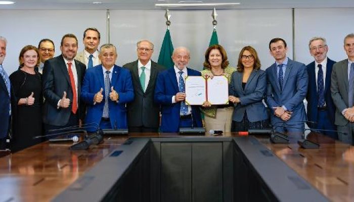 lula-exibe-mp-apos-assinatura-da-medida-que-zera-aliquota-sobre-a-taxa-das-blusinhas-1778637179742_v.jpeg