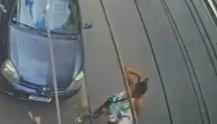 Moradora de rua quebrou vidro traseiro de Ford Ka / Foto: reprodução redes sociais