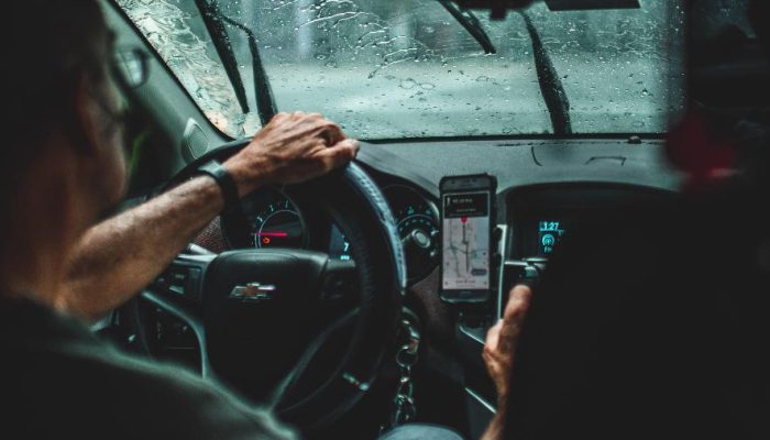 motorista-de-aplicativo-tipo-uber-em-dia-chuvoso-1651240993928_v2_900x506