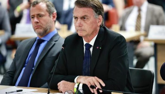 o-ex-presidente-jair-bolsonaro-pl-ao-lado-do-advogado-paulo-bueno-cunha-1751391363006_v2_615x300.jpg