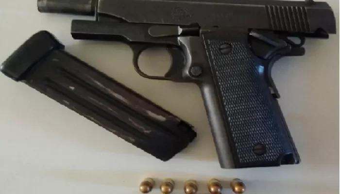 pistola-de-calibre-380-apreendida-com-o-suspeito-foragido-em-porto-real-do-colegio.webp.webp