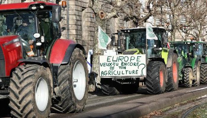 placa-com-os-dizeres-europa-voce-ainda-quer-a-sua-agricultura-e-exibida-em-protesto-de-agricultores.jpeg