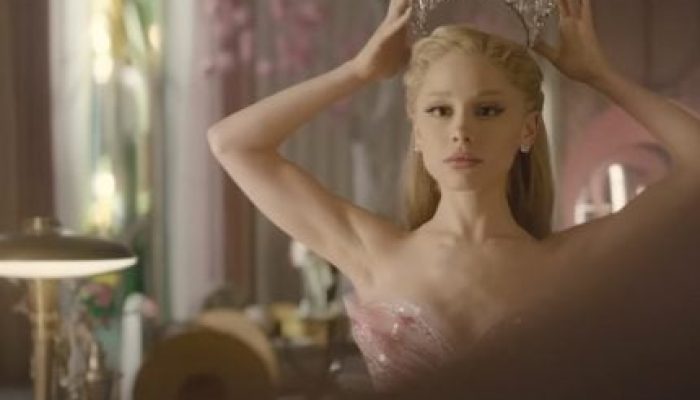 rU43R4J8-Glinda-Ariana-Grande-em-Wicked-430x323.jpg