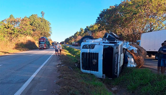 Acidente foi registrado na BR-040 na altura de Capim Branco. Foto: Redes sociais.