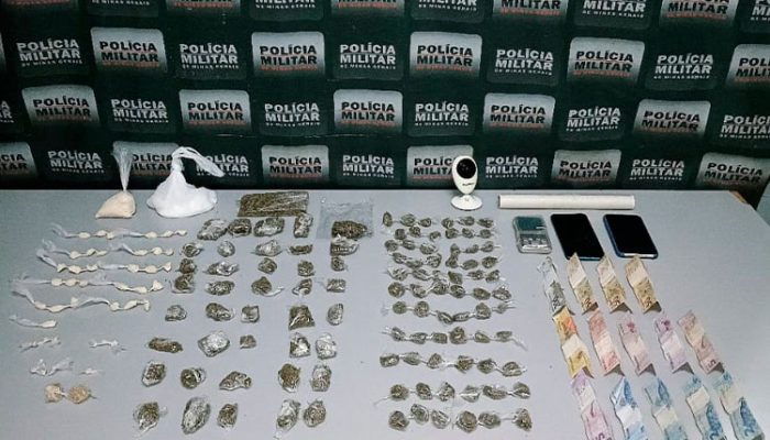 Material foi flagrado em mochila / Foto: Polícia Militar / divulgação